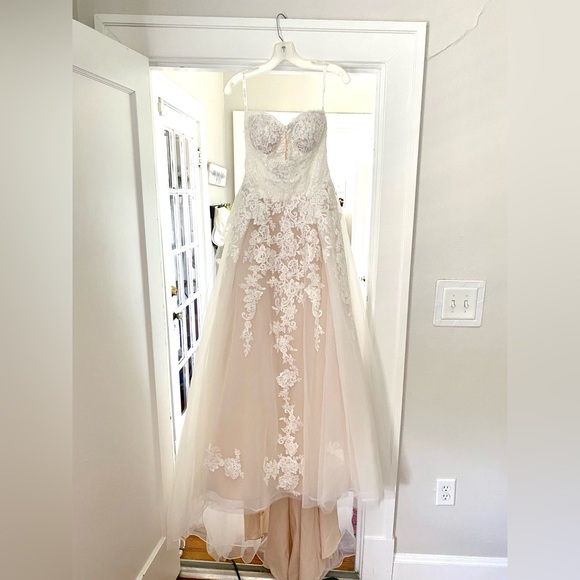 David’s bridal sheer lace and tulle ball gown wedding dress - Picture 2 of 10